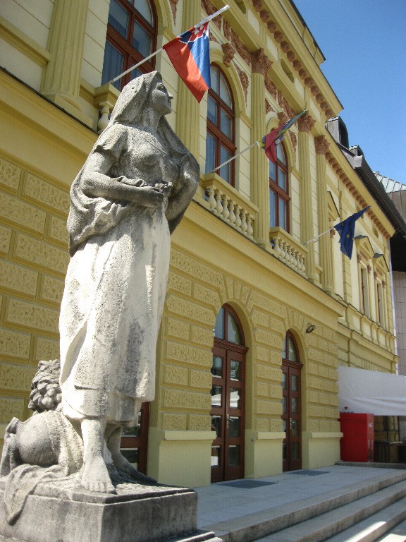 Modernistyczna Słowaczka w stroju ludowym przed Domem Narodowym