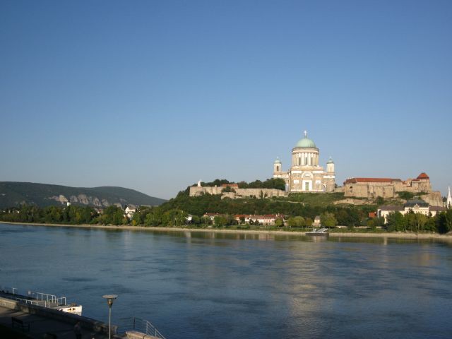 Szymon Broda Bazylika i zamek królewski w Esztergom. Widok z Mostu Marii Walerii od strony Słowacji